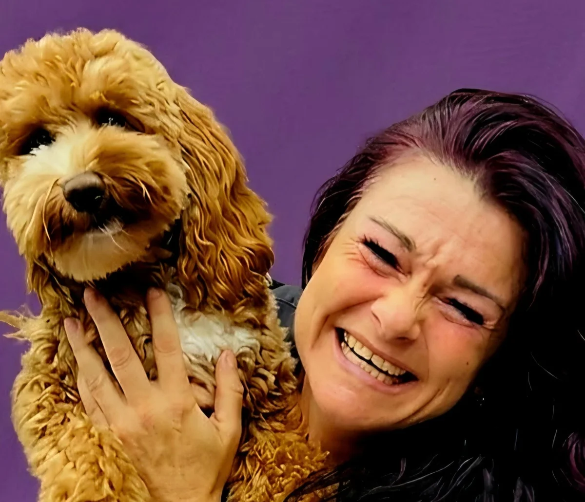 Mandy mit einem frisch gepflegten Hund